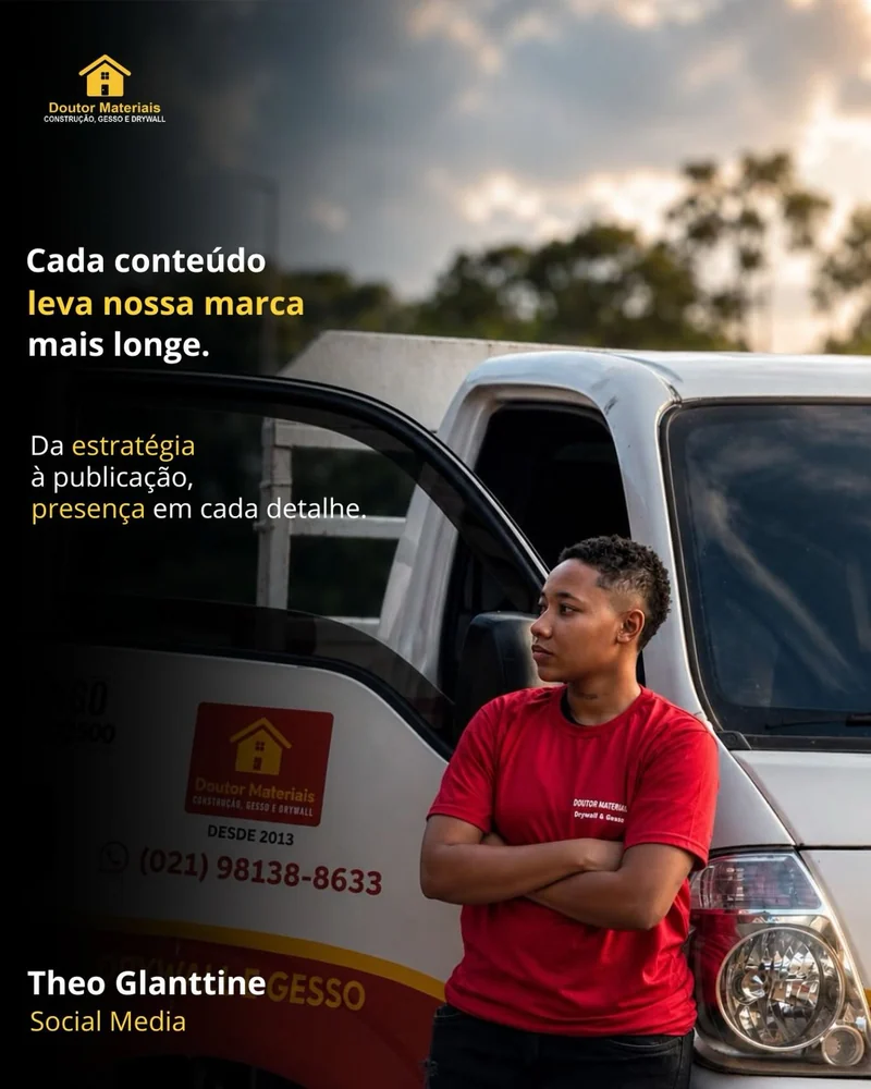 Peça da Doutor Materiais: pessoa de camiseta vermelha da marca diante do veículo identificado da loja — “Cada conteúdo leva nossa marca mais longe”.