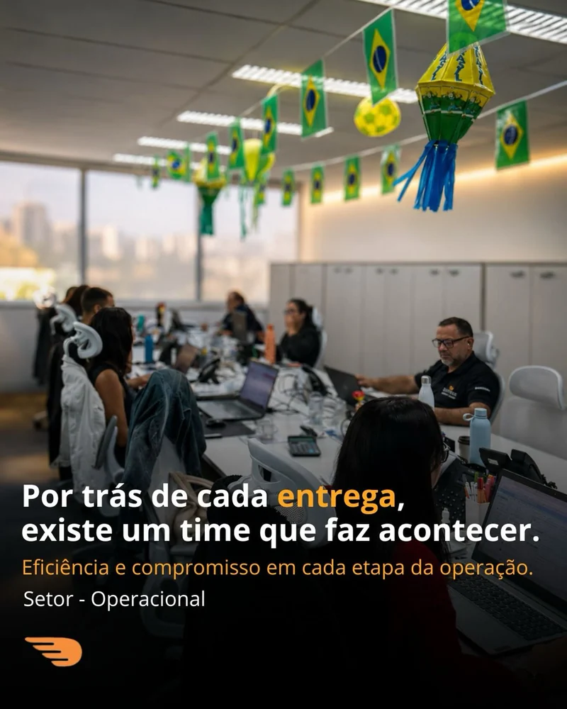 Equipe operacional da Flytour trabalhando no escritório — Por trás de cada entrega, existe um time que faz acontecer.